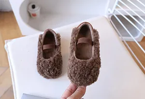 Details von dunkelbraunen Plüsch-Loafers für Kinder mit verstellbarem Gummiband-Verschluss