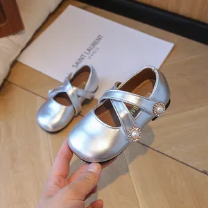 Scarpe Mary Jane argento da bambina con cinturini incrociati e strass perlati