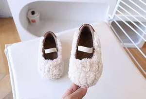 Nahaufnahme der weichen Lammfellstruktur und des Gummizugs bei Kleinkinder-Winterschuhen