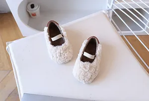 Detailansicht der weichen Fleece-Babyschuhe in Cremeweiß mit elastischem Riemen und Futter