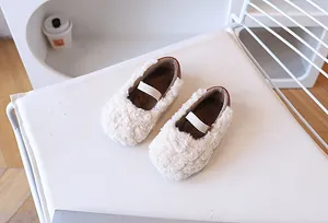 Draufsicht auf cremefarbene Mary Jane Kinderschuhe mit Lammwolle und elastischem Band