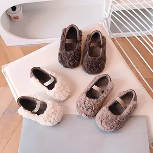 Plüsch Mary Jane Schuhe für Kinder in Braun, Weiß und Rosa mit rutschfester Sohle