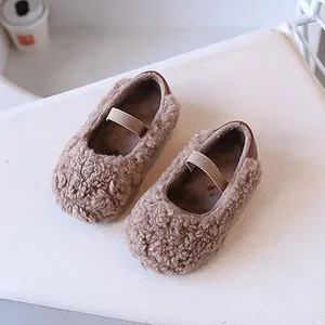 Gemütliche braune Lammfell-Babyschuhe im Mary-Jane-Stil mit elastischem Riemen und Plüsch