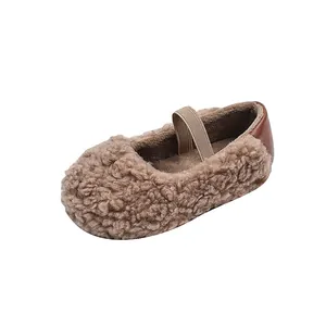 Braune flauschige Kinder-Mary-Janes aus Plüsch mit elastischem Riemen und Warmfutter