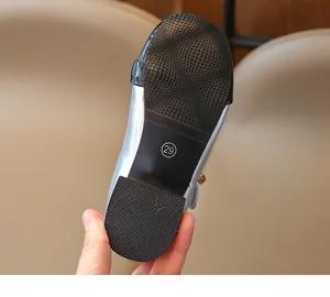 Dettaglio scarpa argento da principessa con taglia 29 e suola in gomma antiscivolo