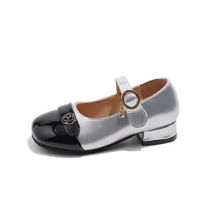 Scarpe da principessa argento e nero per bambina con rosa dorata e tacco basso largo