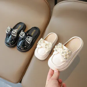 Girls' patent leather mules with lace bows and pearls in black and beige colors