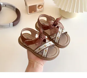 Détails des sandales vintage pour filles avec nœud en maille marron et brides croisées