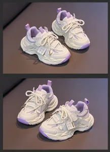 Detailansicht der Kinder-Sneaker mit dicker Sohle und Mesh-Gewebe in Cremeweiß