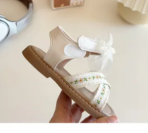 Détail de sandales pour filles avec broderie florale et un nœud en maille élégant