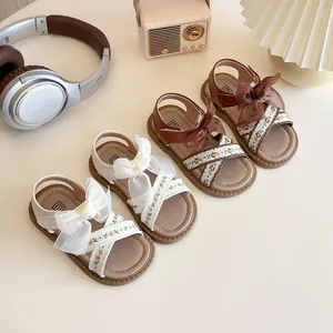 Sandales filles avec broderie florale et nœud en blanc et marron pour l'été chic