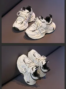 Details der atmungsaktiven Kinder-Sneaker mit dicker Sohle und Klettverschluss