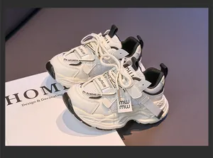 Detailansicht der Kinder-Mesh-Sneaker mit Klettverschluss und rutschfester Sohle
