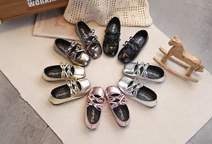 Dettagli di scarpe Mary Jane lucide per bambine con fiocchi in vari colori vivaci