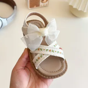 Sandales princesse fille en crème avec broderie florale et nœud en résille d'été