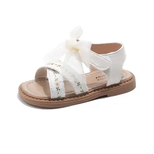 Sandales blanches filles avec broderie florale et grand nœud en mesh pour l'été 2025