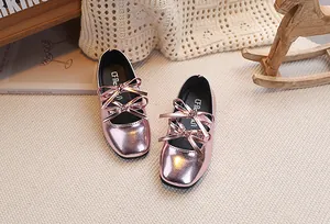 Dettaglio delle scarpe Mary Jane rosa metallizzato per bambine con doppio fiocco