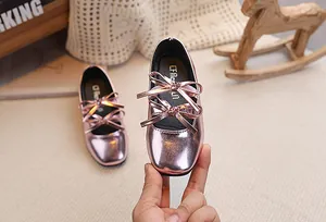 Dettaglio di scarpe Mary Jane in vernice rosa per bambine con doppio fiocco