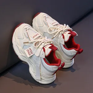 Leichte atmungsaktive Kinderschuhe mit weißem Mesh und roten Details für den Frühling