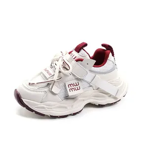 Atmungsaktive Kinder Laufschuhe mit weißem Leder und burgunderroten Akzenten
