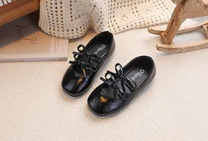 Dettaglio scarpe Mary Jane nere lucide con fiocco elegante e cuciture della tomaia