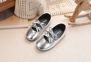 Dettaglio delle scarpe Mary Jane argento con doppio fiocco per bambine piccole