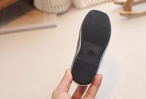 Dettaglio suola in gomma nera taglia 25 con trama antiscivolo per scarpe bimba argento