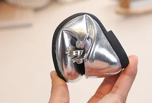 Dettaglio della suola in pelle argento ultra flessibile della scarpa principessa bambina