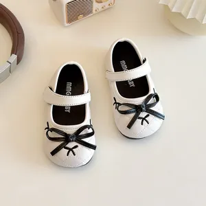 Scarpe Mary Jane bianche da bambina con fiocco nero e motivo trapuntato