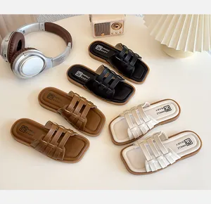 Détails de sandales plates tressées pour enfants en noir, marron et blanc cassé
