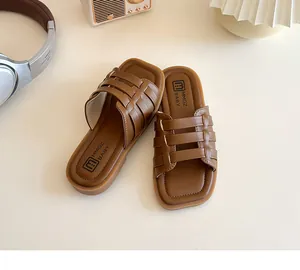 Vue de dessus de sandales plates pour enfants en cuir marron à brides avec semelle souple
