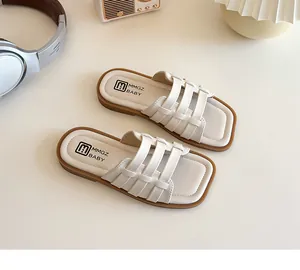 Détail des sandales tissées blanc crème pour enfants avec logo MMGZ BABY et semelle plate