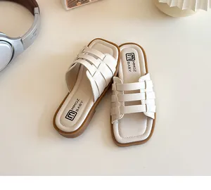 Détail des brides tressées blanches et de la semelle souple des sandales pour enfants