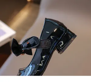 Detailaufnahme schwarzer Lackleder Lackschuhe für Mädchen mit Schleife und Klettverschluss