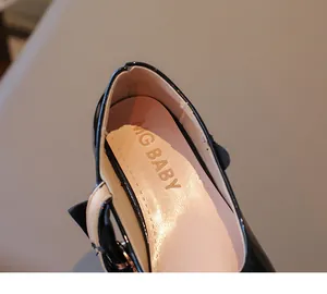 Detailansicht der MG BABY Mädchenschuhe mit rosa Innensohle und präziser Verarbeitung