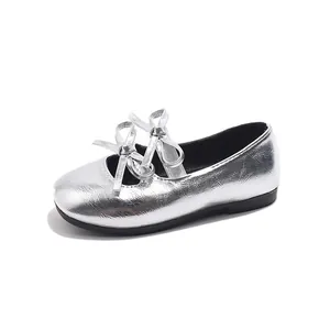 Silberne Mary Jane Ballerinas für Mädchen mit doppelten Schleifen und runder Schuhspitze
