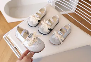 Dettaglio di sneakers Mary Jane per bambina con fiocco in pizzo e cinturino elastico
