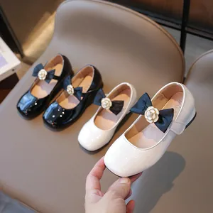 Elegante Mary Janes für Mädchen mit großen Schleifen und Perlen-Kamelien aus Lackleder