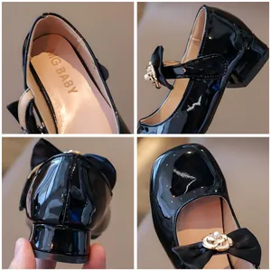 Glänzende schwarze Lack-Mary-Janes für Mädchen mit Perlen-Kamelien-Schleifendekor