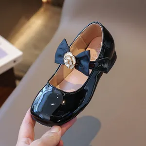 Mädchen Mary Janes aus schwarzem Lackleder mit Kamelien-Schleife und Perle