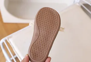 Dettaglio della suola in gomma antiscivolo a nido d'ape per scarpe casual da bambina