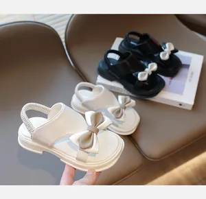Nahaufnahme von Kindersandalen mit Doppelschleife und elastischem Fersenriemen
