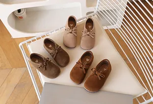 Vue détaillée de chaussures à boucle pour filles en daim kaki, marron et caramel