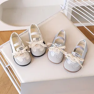 Scarpe casual per bambini con fiocco in pizzo nei colori beige e blu per primavera