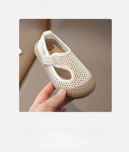 Vue détaillée du tissu en maille respirante et de la fermeture velcro des baskets enfant