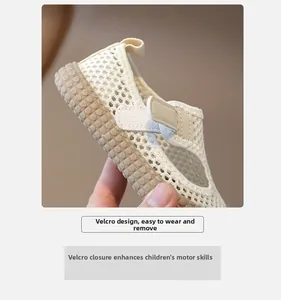 Détail de la tige en maille respirante et de la fermeture velcro des baskets d'été enfants