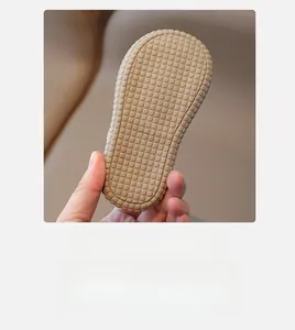 Détail de la semelle antidérapante avec motif quadrillé sur chaussures enfant