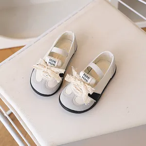 Scarpe sportive beige da bambina con fiocco in pizzo ed elastico in stile coreano