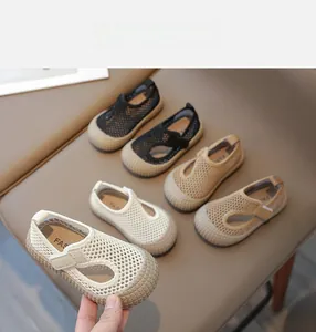 Détail des chaussures d'été en maille respirante pour enfants avec sangles à scratch auto