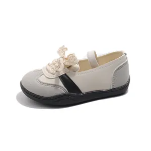 Scarpe casual per bambini in pelle crema con dettagli grigi e fiocco in pizzo raffinato